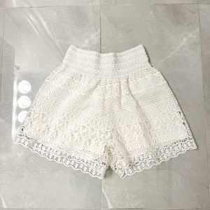 White lace shorts with elastic band